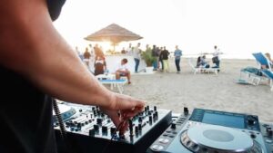LifeHacker-Article-DJ on Beach